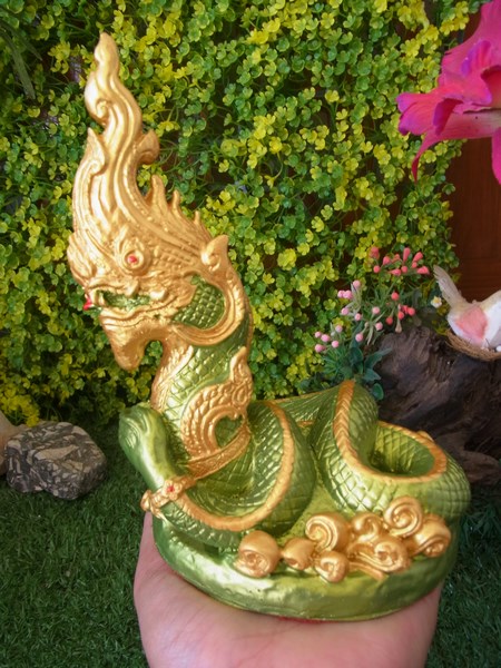 องค์พญานาคราชแต่งองค์ลงสีเขียวอ่อนสีทอง มวลสารแร่เหล็กน้ำพี้ธรรมชาติ