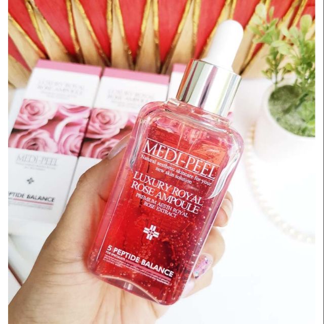 MEDI-PEEL Luxury Royal Rose Ampoule 100 ml. เซรั่มกุหลาบผิวสวยกระจ่างใส สกัดจากกุหลาบสายพันธุ์ดี 50,000ppm ผสมกับเปปไทด์ 5 ชนิด ฟื้นบำรุงเสริมสร้างความสมดุลให้แก่ผิว ปรับผิวสว่างกระจ่างใส ลดรอยดำรอยแดง รูขุมขนกระชับ ฝ้า-กระ จางลง ผิวละเอียดเนี