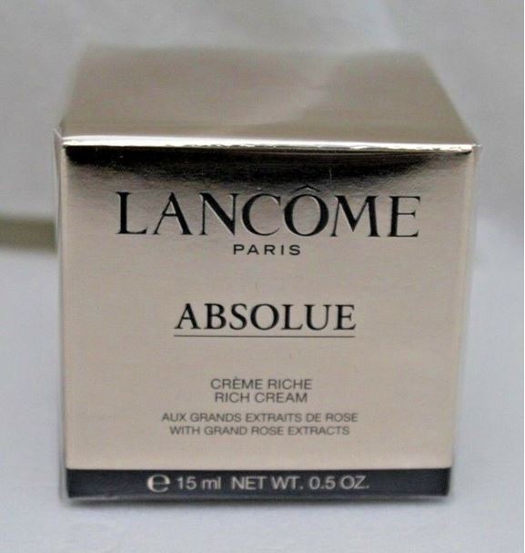 Lancome Absolue Rich Cream with Grand Rose Extracts ขนาดทดลอง 15 ml. ครีมที่ฟื้นบำรุงอย่างล้ำลึกในตอนกลางคืนที่มีสารสกัดจากดอกกุหลาบสูงถึง 80% ช่วยฟื้นบำรุงผิว และช่วยให้ผิวสดชื่นเปล่งปลั่ง สู่ผิวอ่อนเยาว์ดุจผิวกำเนิดใหม่ ริ้วรอยแลดูตื้นขึ้น แ