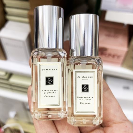 Jo Malone London Honeysuckle & Davana Cologne ขนาดทดลอง 9 ml. โคโลญจน์ กลิ่นแนวฟลอรัลใหม่ ที่ได้นำฮันนี่ซักเคิลหรือดอกสายน้ำผึ้ง ดอกไม้สัญลักษณ์ของประเทศอังกฤษคือส่วนผสมหลัก ที่หอมอบอวลในเขตชนบทของอังกฤษ ล่องลอย ชวนฝัน และยิ่งทวีความเย้ายว