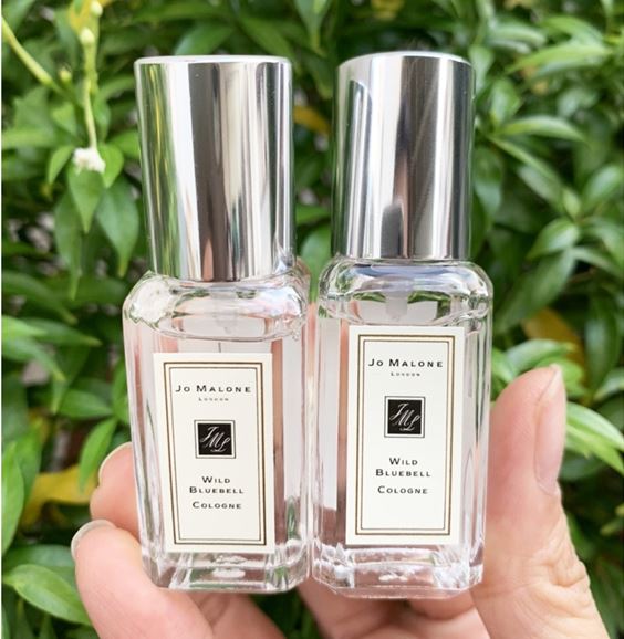 Jo Malone London Wild Bluebell Cologne ขนาดทดลอง 9 ml. โคโลญจน์ กลิ่นหอมแนวเฟมมินิน ความหอมหวานของสาวชวนฝันเกินจินตนาการ สดชื่นและส่องประกาย ห้อมล้อมกลิ่นหอมอย่างมีชั้นเชิง  สร้างความประทับใจตราบนานเท่านาน ที่บอกเล่าเรื่องราวความหอมที่เต็มไปด้