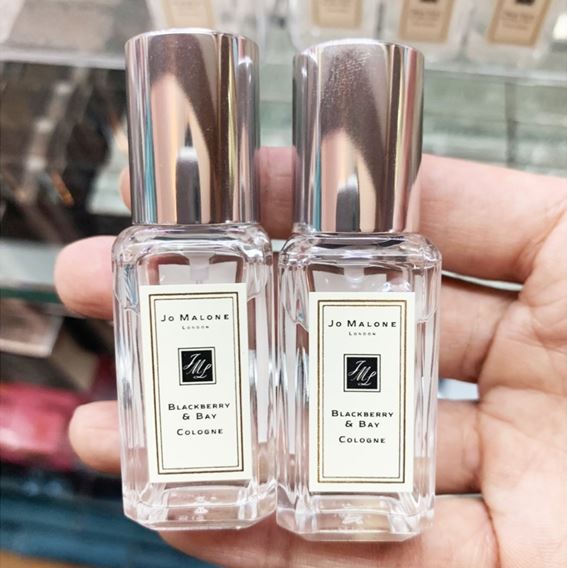 Jo Malone London Blackberry & Bay Cologne ขนาดทดลอง 9 ml. โคโลญจน์ กลิ่นหอมสดชื่นของกลิ่นผลไม้ จากจินตนาการในวัยเด็กกับช่วงเวลาที่สิ่งเล่นในทุ่งกว้างและเก็บผลแบล็คเบอร์รี่ กลิ่นหอมที่ฝังลึก เย้ายวน ชุ่มฉ่ำของทาร์ตเบอร์รี่ คละเคล้ากับความหอ