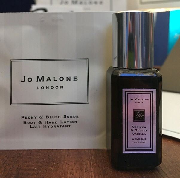 Jo Malone London Vetiver & Golden Vanilla Cologne Intense ขนาดทดลอง 9 ml. ขวดสีดำ โคโลญจน์ เปิดสัมผัสแรกด้วยกลิ่นหอมเย็นของกระวาน ที่ผสานไปกับความสดชื่นจาก ชาเกรปฟรุ๊ต และสัมผัสแสนอบอุ่นจากวานิลลา เบอร์เบิน 