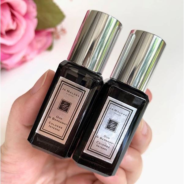 Jo Malone London Oud & Bergamot Cologne Intense ขนาดทดลอง 9 ml. ขวดสีดำ โคโลญจน์  กลิ่นหอมแห่งวัฒนธรรม เปล่งประกายสว่างไสว ชัดเจน และสดชื่นในโน๊ตแรกด้วยเบอร์กาม็อตและ ผิวส้ม น่าลุ่มหลง ทรงเสน่ห์