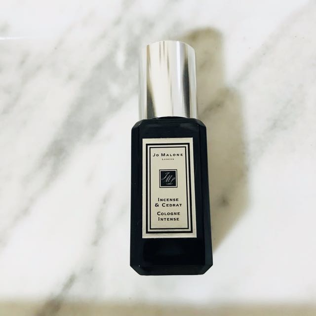 Jo Malone London Incense & Cedrat Cologne Intense ขนาดทดลอง 9 ml. ขวดสีดำ โคโลญจน์ มนต์เสน่ห์อันตราตรึง เปล่งประกายความหอมราวแสงอาทิตย์ระยิบระยับในเมืองโอมานที่เป็นอัญมณีของกลิ่นบาลซามิค ความอบอุ่นที่เผยจากเรซิ่น และกระจ่างใสของ cedrat ทวิ