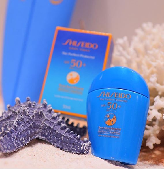 Shiseido The Perfect Protector SPF50+ PA++++Synchro ShieldWet Force X Heat Force 50 ml. ครีมกันแดดสำหรับผิวหน้าและผิวกายรุ่นใหม่ล่าสุด รุ่นซินโครชิลด์ต่างจากของเดิมตรงที่ จะเบากว่าเดิมไม่หนักหน้า ประสิทธิภาพกันน้ำกันเหงื่อเหมือนเดิมค่ะ เพิ่มประสิทธิภาพ