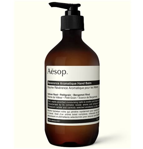 Aesop Reverence Aromatique Hand Balm 500 ml. บาล์มบำรุงฝ่ามือที่ช่วยเติมความชุ่มชื่นให้กับฝ่ามือที่แห้งกร้านและลอกเป็นขุย เนื้อผลิตภัณฑ์เป็นครีมเข้มข้น ให้ผิวรู้สึก ชุ่มชื่น นุ่มเนียน ไม่มันมีส่วนผสมจากพฤกษาธรรมชาติ พร้อมกลิ่นหอมสดชื่นของไม้หอ