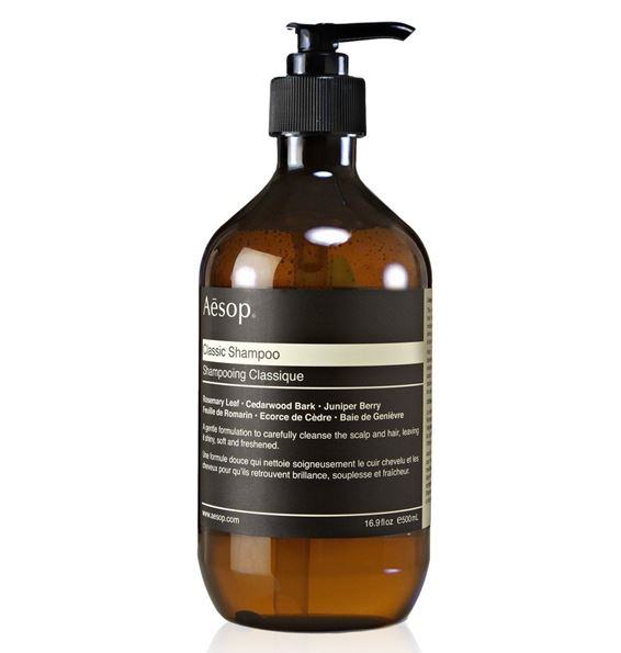 Aesop Classic Shampoo 500 ml. แชมพูสูตรอ่อนโยนเหมาะสำหรับผู้ที่สระผมบ่อย เนื้อผลิตภัณฑ์เป็นเจล ทำความสะอาดหนังศีรษะและเส้นผมอย่างหมดจด คงไว้ซึ่งความรู้สึกสดชื่นและเส้นผมนุ่มสลวยเป็นประกายเงางาม พร้อมกลิ่นหอมของกลิ่นมิ้นต์และรากไม้