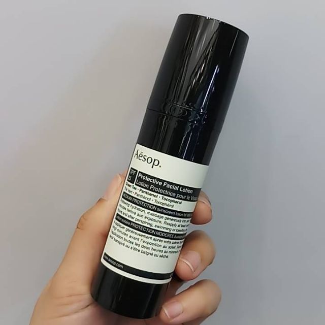 Aesop Protective Facial Lotion SPF25 ขนาด 50 ml. โลชั่นกันแดดสำหรับใบหน้า ไม่อุดตันรูขุมขน เหมาะสำหรับใช้ทุกวัน ช่วยต่อต้านริ้วรอยแห่งวัย ช่วยเพิ่มความชุ่มชื่น เหมาะสำหรับผิวมันและผิวผสมโดยไม่ทำให้รูขุมขนอุดตัน ปกป้องผิวจากรังสี UVA และ UVB ผส