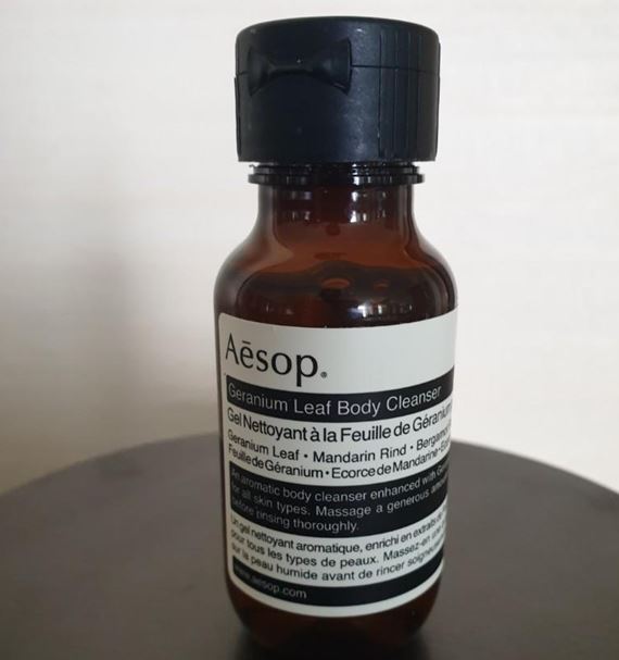 Aesop Geranium Leaf Body Cleanser ขนาดทดลอง 50 ml. เจลทำความสะอาดผิวกายสูตรฟองน้อย มอบกลิ่นหอมสดชื่นของสมุนไพร อ่อนโยนด้วยน้ำมันจากแมนดารินและน้ำมันจากมะกรูด ช่วยขจัดสิ่งสกปรกและฟื้นฟูผิวที่แห้งกร้านให้กลับมาชุ่มชื่น เหมาะสำหรับทุกสภาพผิว