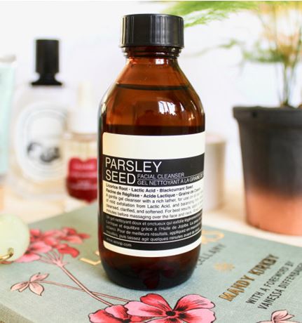 Aesop Parsley Seed Facial Cleanser 100ml. เจลคลีนเซอร์ฟองหนานุ่มที่จะช่วยทำความสะอาดผิวอย่างหมดจด เหมาะสำหรับทุกสภาพผิว โดยเฉพาะผิวผสม และผู้ที่มีปัญหาสิว มีส่วนผสมของกรดแลคติก ที่ช่วยนำเอาส่วนผสมเข้าชำระล้างสิ่งสกปรกบนใบหน้าออกได้อย่างหมดจด