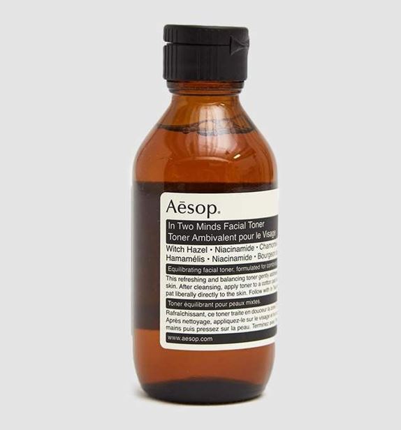 Aesop In Two Minds Facial Toner 100 ml. อินทูมายด์ โทนเนอร์สำหรับผิวผสม เนื้อบางเบาและมีคุณสมบัติเป็น Astringent ที่เก็บกวาดคราบความมัน ความลื่น หรือเมคอัพที่อาจตกค้าง ให้ผิวรู้สึกสะอาด หมดจด รู้สึกเบาสบาย แต่ก็ไม่แห้งจนเกินไป ช่วยผลัดเซลล์ผิว