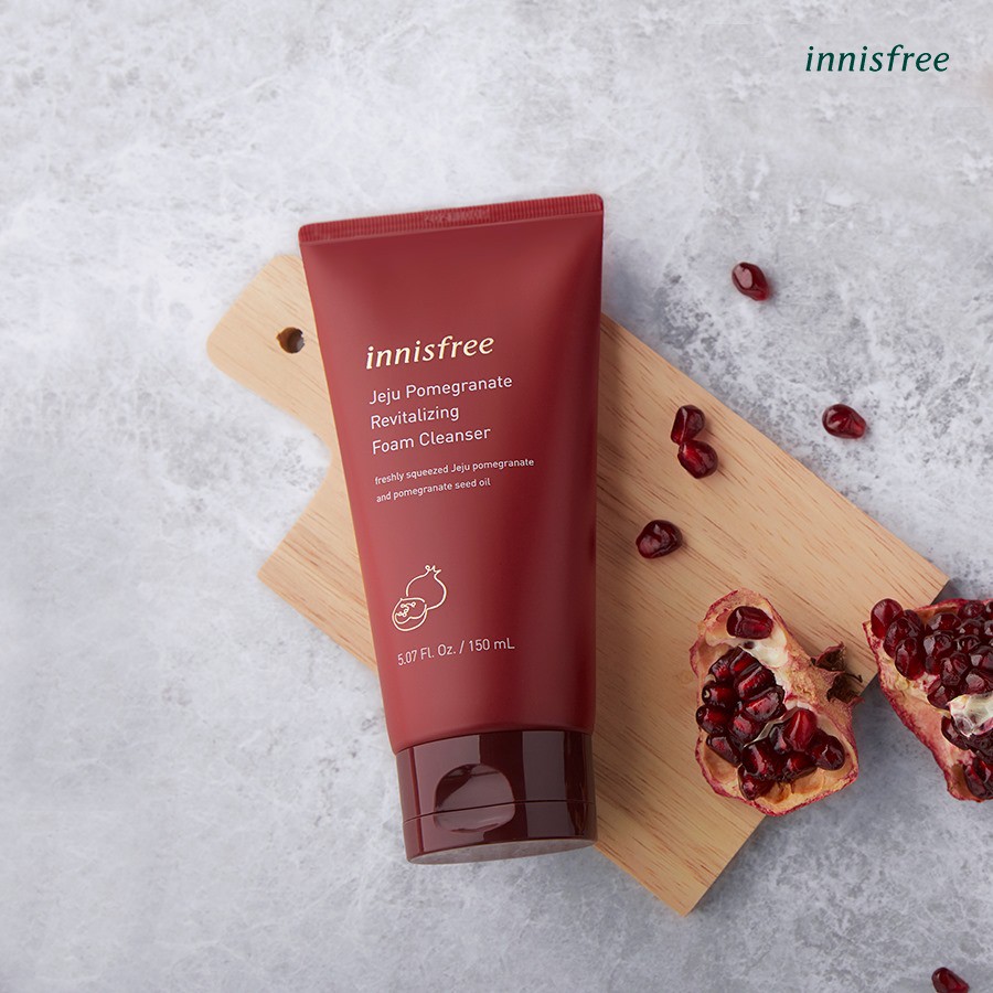 Innisfree Jeju Pomegranate Revitalizing Foam Cleanser 150 ml. โฟมล้างหน้าสูตรน้ำทับทิมและน้ำมันเมล็ดทับทิมจากเชจู สัมผัสฟองละเอียดนุ่มฟู ล้างทำความสะอาดผิวได้หมดจด โดยไม่ทำให้ผิวแห้งตึง พร้อมประสิทธิภาพในการฟื้นบำรุงให้ผิวเปล่งประกายจากภายในเป