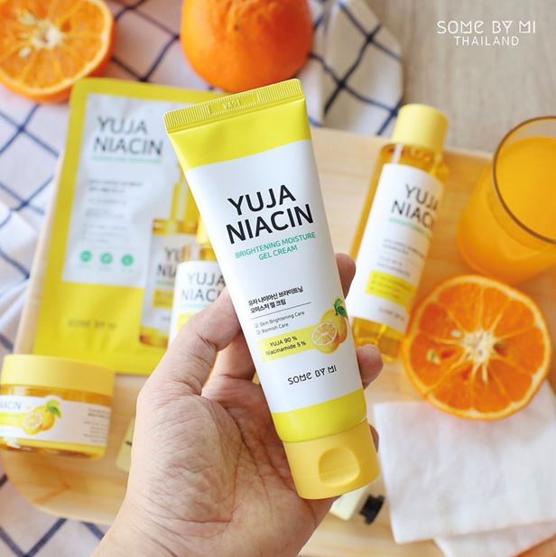 *พร้อมส่ง*Some By Mi Yuja Niacin Brightening Moisture Gel Cream100ml. เติมเต็มความชุ่มชื้นและความขาวใสด้วยเจลบำรุงผิว เนื้อสัมผัสเจลที่ให้ความรู้สึกสดชื่นเย็นสบาย ซึมซาบเร็ว อุดมไปด้วยสารสกัดจากส้มยูจาเข้มข้นสูง ช่วยเติมเต็มความชุ่มชื้น พร้อมมอบสารอาหารให