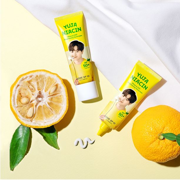 *พร้อมส่ง*Some By Mi Yuja Niacin Mineral 100 Brightening Suncream 25ml.สวยครบจบในหลอดเดียวกับครีมกันแดดยูจา ช่วยปกป้องผิวจากรังสี UV ด้วย SPF50+ PA++++ พร้อมอัพโทนผิวทันทีหลังใช้ อุดมไปด้วยสารอาหารและความชุ่มชื้น ช่วยผลัดเซลล์ผิวใหม่ให้ผิวกระจ่างใส เปล่งป