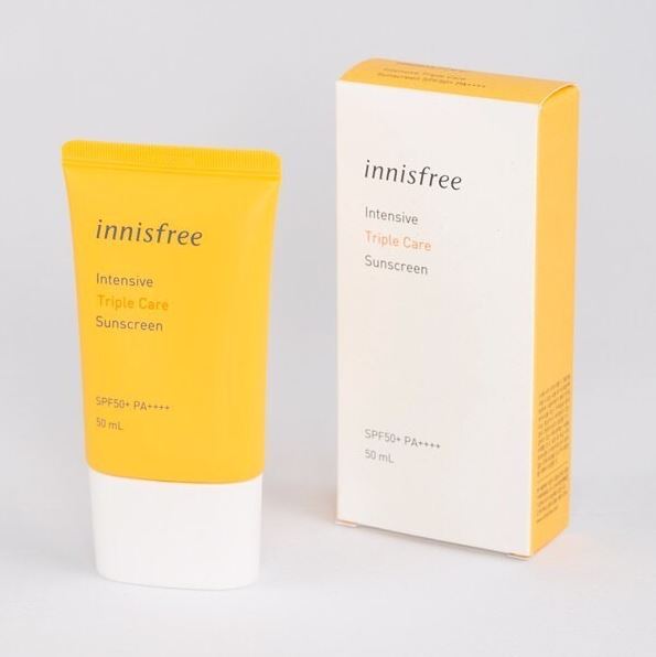 Innisfree Intensive Triple Care Sunscreen SPF50+ PA+++ 50 ml. ครีมกันแดดรุ่นใหม่ 2019 สูตร Triple Care ที่มีประสิทธิภาพ 3 in 1 ช่วยต่อต้านริ้วรอย ให้ความสว่างใส และป้องกันรังสียูได้ดีเยี่ยมและยาวนาน ให้เนื้อสัมผัสที่นุ่ม ไม่เหนียวเห