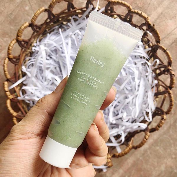 **พร้อมส่ง**Huxley Secret of Sahara Scrub Mask Sweet Therapy 30ml. มาแรง แซงทุกสครับ เป็นทั้งสครับและมาสก์ ในตัวเดียวกัน ที่ช่วยผลัดเซลล์ผิวที่ตายแล้ว พร้อมชำระสิ่งสกปรก ด้วยสารผลัดเซลล์ผิวจากธรรมชาติ เช่น รังบวบ เปลือกวอลนัท และน้ำตาลทรายขาว ช่วยให้ผิวกร