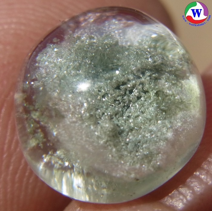 แก้วโป่งข่ามนำโชค 8.00 กะรัต ชนิดแก้วปวกช่อสีเขียวอ่อน มีประกายเกล็ดสีเงินแวววาว