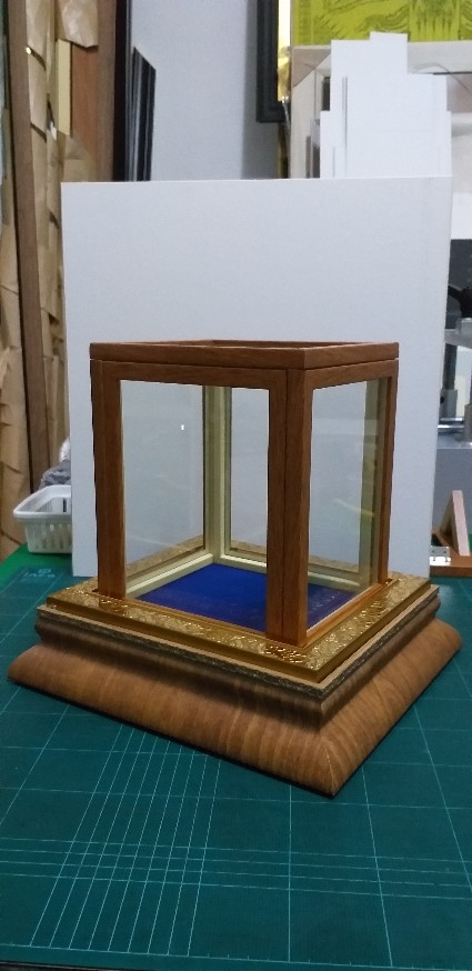 กรอบตู้กระจก