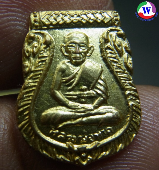 พระเครื่อง เหรียญหลวงปู่ทวดหลังหลวงปู่ทิม เสมาเล็ก กะไหล่ทอง วัดช้างให้ ปี 2507 ไม่มีหูเหรียญ