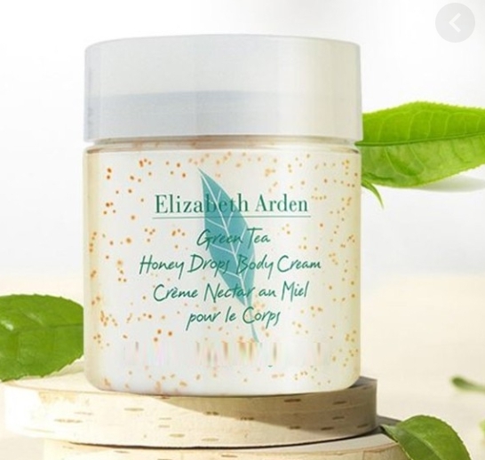 Elizabeth Arden Green Tea Honey Drops Body Cream 400 ml. ครีมทาผิวกายสูตรพิเศษ Honey Drops เม็ดเล็กๆสีเหลืองทองเต็มไปด้วยสารบำรุง ที่จะแตกตัวและซึมซาบสู่ผิวทันทีที่ทา เนื้อครีมเข้มข้น แต่ให้ความสบายผิว ไม่เหนียวเหนอะหนะ เติมความชุ่มชื่นแบบพิเศษ 