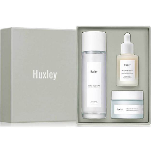 Huxley Secret of Sahara Antioxidant Trio เซ็ท 3 ไอเทม ช่วยฟื้นฟูผิวบำรุง ให้ผิวชุ่มชื้นยาวนานมาพร้อมโทนเนอร์ ปรับสภาพผิว เอสเซ้นส์ช่วยฟื้นฟู บำรุง ให้ผิวชุ่มชื้นยาวนาน และครีมช่วยปกป้องผิวจากมลภาวะต่างๆเช่น ฝุ่น ควันแสงแดด พร้อมช่วยฟื้นฟูผิวให