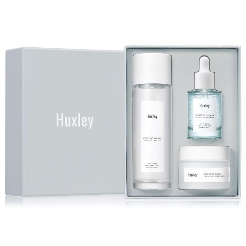 Huxley Secret of Sahara Hydration Trio เซ็ทบำรุงผิว 3 ไอเทม มอบความชุ่มชื้นให้กับผิวเหมาะสำหรับผิวขาดน้ำและบอบบางแพ้ง่าย มาพร้อมโทนเนอร์ปรับสภาพผิว เอสเซ้นส์สูตรน้ำ เพิ่มความชุ่มชื้น และเจลครีมล็อคผิวให้ชุมชื้นยาวนาน