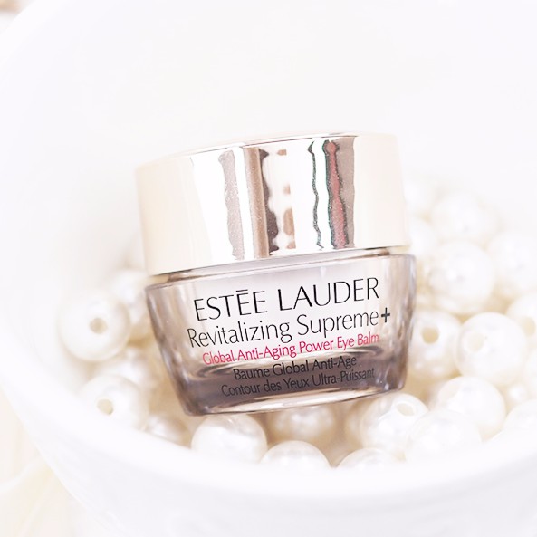 ESTEE LAUDER Revitalizing Supreme+ Global Anti Aging Power Eye Balm ขนาดทดลอง 5 ml. อายบาล์มทรงประสิทธิภาพ ช่วยลดเลือนริ้วรอยอันเป็นสัญญาณความร่วงโรยให้ผิวรอบดวงตาแลดูกระชับขึ้น ด้วยเทคโนโลยี IntuiGen Technology มอบพลังแห่งการฟื้นบารุงให้ผิวกล