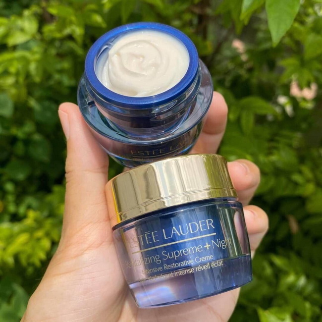 ESTEE LAUDER Revitalizing Supreme+ Night Intensive Restorative Creme ขนาดทดลอง 15 ml. ครีมบำรุงเข้มข้นสูตรกลางคืนที่ช่วยบำรุงผิวอย่างล้ำลึกด้วยประสิทธิภาพรอบด้าน ช่วยลดเลือนเส้นริ้วให้ดูจางลงและมอบผิวที่รู้สึกกระชับจนรู้สึกได้ด้วยสูตรอันทรงประ