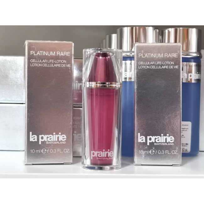 La Prairie Platinum Rare Cellular Life-Lotion ขนาดทดลอง 10 ml. เซรั่มตัวใหม่ล่าสุด ช่วยลดเลือนริ้วรอยแห่งวัยให้จางลง ปรับสภาพผิวให้เซลล์ผิวแน่นขึ้นเพื่อผลลัพธ์ยกกระชับยิ่งขึ้น ฟื้นฟูความกระชับและความยืดหยุ่นมากขึ้นขั้นตอนแรกแห่งการปรนนิบัติผิว เ