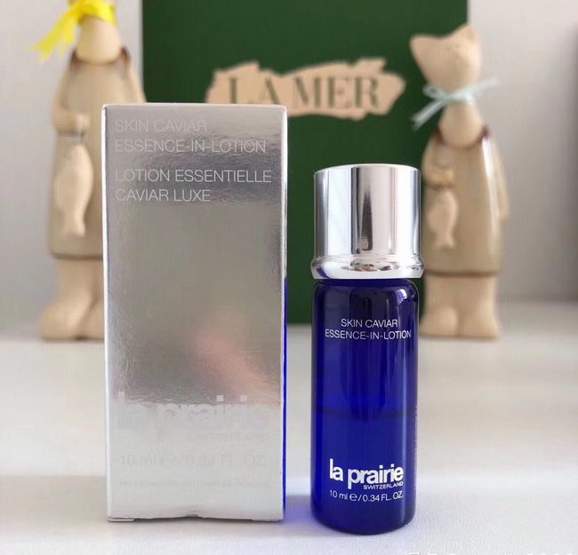 La Prairie Skin Caviar Essence-in-Lotion ขนาดทดลอง 10 ml. โลชั่นเอสเซนส์ขั้นตอนแรกของการปรนนิบัติผิว เพื่อเตรียมพร้อมผิวสำหรับการซึมซาบสารอาหารจากเซรั่มและครีมบำรุงผิวได้อย่างเต็มที่ ด้วยศักยภาพของ Caviar Water สารสกัดเข้มข้นจากคาเวียร์เตรียมพร้