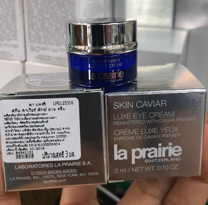 La Prairie Skin Caviar Luxe Eye Cream ขนาดทดลอง 3 ml. ครีมบำรุงผิวรอบดวงตา สูตรเข้มข้นที่จะช่วยปกป้องผิวจากปัญหาเรื่องริ้วรอย ต่างๆ ทั้งริ้วรอยร่องลึก รอยย่น รอยคล้ำ มีประสิทธิภาพในการเสริมสร้างคอลลาเจนและความยืดหยุ่นให้กับผิว ช่วยลดการสลายตัวขอ