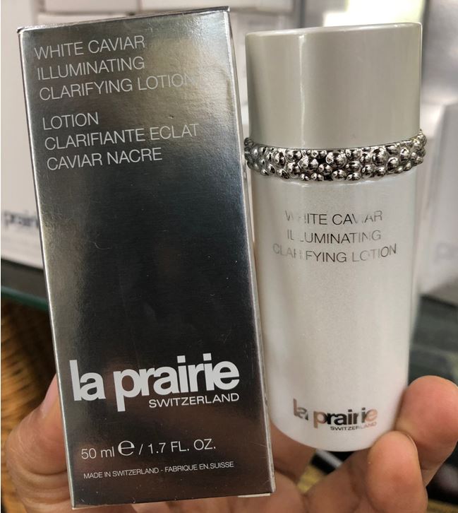 La Prairie White Caviar Illuminating Clarifying Lotion ขนาดทดลอง 50 ml. โลชั่นที่เหมาะสำหรับขั้นตอนแรกของความขาวกระจ่างใสและเรียบเนียน ช่วยกำจัดเซลล์ผิวที่เสื่อมสภาพ เพื่อกระตุ้นการสร้างเซลล์ผิวใหม่ที่กระจ่างใส อุดมไปด้วยสารสกัดจาก Golden Caviar