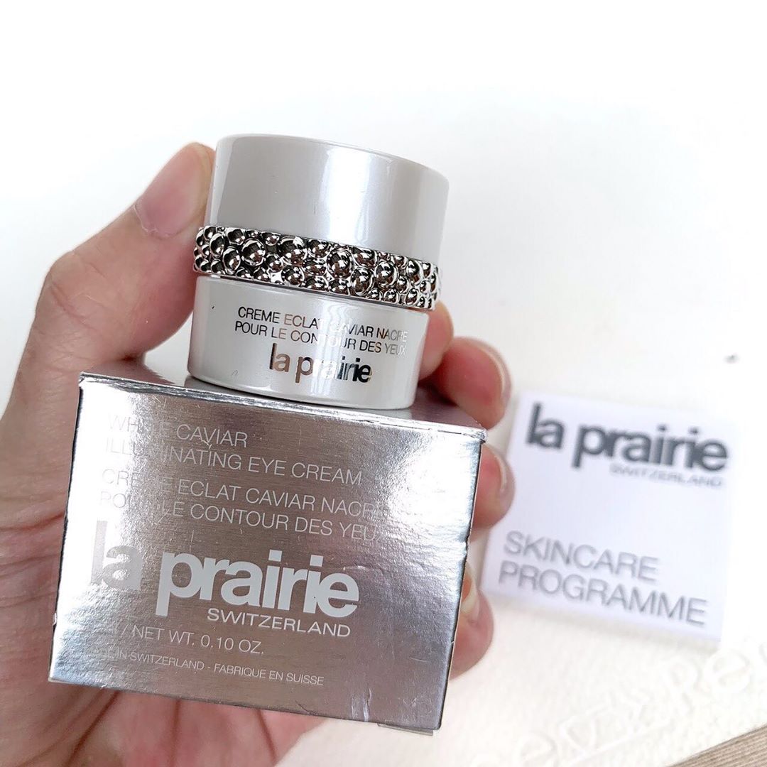 La Prairie White Caviar Illuminating Eye Cream ขนาดทดลอง 3 ml. ครีมบำรุงรอบดวงตาทรงประสิทธิภาพจากคาเวียร์ที่หายาก ซึ่งจะช่วยเรื่องริ้วรอยรอบดวงตาที่เห็นเด่นชัดไปจนถึงหางตา ลดความหมองคล้ำใต้ตาที่เกิดจากการไหลเวียนโลหิตติดขัด ให้กลับมามีผิวที่เรีย