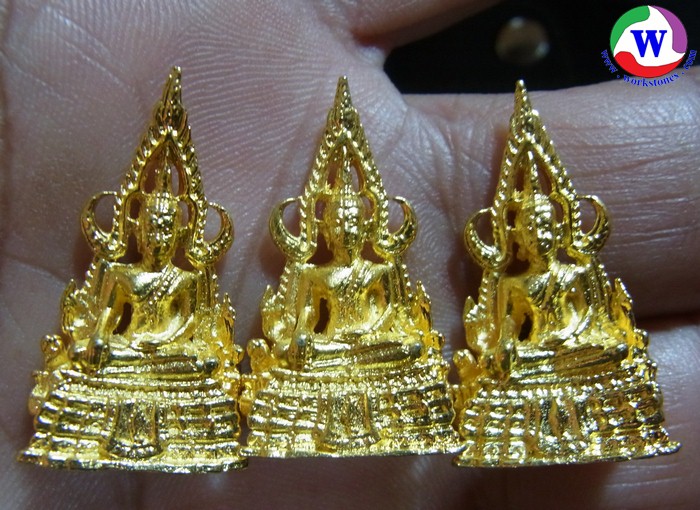 พระเครื่อง พระพุทธชินราช กะไหล่ทอง สวยมาก วัดพระศรีรัตนมหาวรวิหาร พิษณุโลก สร้างประมาณ ปี 2530 มี 3 องค์ องค์ละ 200 บาท