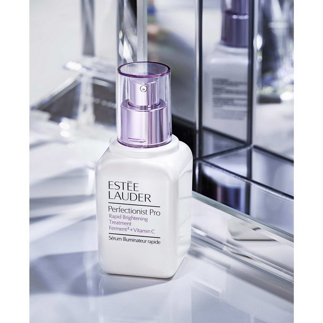 Estee Lauder Perfectionist Pro Rapid Brightening Treatment Ferment+Vitamin C 50 ml. เซรั่มเพื่อผิวขาวกระจ่างใส อีกขั้นกับนวัตกรรมที่รวมเอาวิตามินซี และส่วนผสมที่ผ่านการหมักบ่มอีก 2 ชนิดเข้าด้วยกัน เพื่อการเข้าถึงแต่ละชั้นของผิวที่แตกต่างกัน ช่