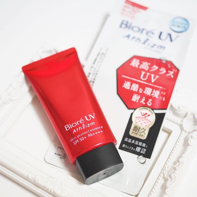 Biore UV Athlizm Skin Protect Essence SPF50+ PA++++ 70 g. กันแดดนวัตกรรมจากญี่ปุ่น กันแดดเนื้อเอสเซ้นส์ บางเบา ซึมง่ายปกป้องสูงสุดด้วย SPF50+ ช่วยปกป้องผิวจากความหมองคล้ำ จุดด่างดำ สีผิวไม่สม่ำเสมอ และ PA++++ ช่วยลดสาเหตุการเกิดริ้วรอยก่อนวัยที่