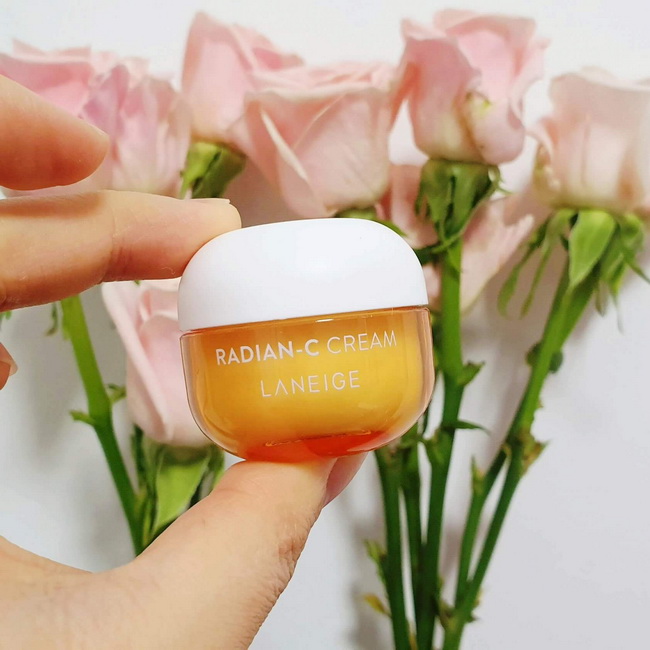 LANEIGE Radian-C Cream ขนาดทดลอง 10 ml. มอยเจอร์ไรเซอร์บำรุงผิวหน้าที่ผสานคุณสมบัติของวิตามินซี ที่ช่วยแก้ไขปัญหาจุดด่างดำที่มองเห็น และไม่มองไม่เห็น ในหนึ่งเดียวปรับสีผิวให้กระจ่างใสด้วยพลังจากวิตามินซีเจเนอเรชั่นใหม่เอกสิทธิ์เฉพาะลาเนจ