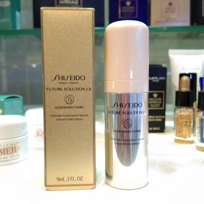 Shiseido Future Solution LX Legendary Enmei Ultimate Luminance Serum ขนาดทดลอง 9 ml. เซรั่มทรงประสิทธิภาพที่ช่วยดูแลผิวอย่างตรงจุด ส่งเสริมความกระจ่าง สดใส ให้ความรู้สึกนุ่มละมุน ผิวแลดูอ่อนเยาว์ รู้สึกถึงการบำรุงอย่างเต็มที่เพียงข้ามคืน สัมผั
