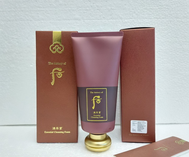 The History of Whoo Jinyulhyang Essential Cleansing Foam 180 ml. เจลโฟมสูตรไฮโปอัลเลอเจนิค ที่มีส่วนผสมของสมุนไพรโสมแดง ช่วยทำความสะอาดได้อย่างอ่อนโยน ผิวมีชีวิตชีวาและกระชับมากขึ้น ผิวเรียบเนียนแข็งแรง แถมยังป้องกันการเกิดริ้วรอย