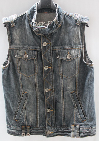 รอบอก 37  เสื้อผ้าผู้ชาย D-Day jeans ยีนส์ เสื้อกั๊กยีนส์ ฟอกลุ่ย แต่งเพ้นท์ด้านหลัง 