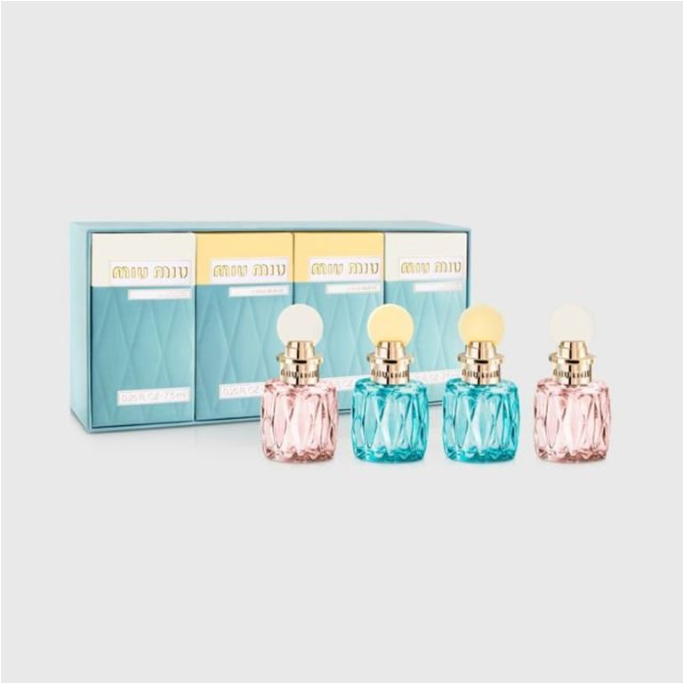 MIU MIU Travel Exclusive Mini Set (7.5ml x 4) เซ็ทรวมน้ำหอม 2 กลิ่นหอม ยอดนิยม กับน้ำหอม L'Eau Ros&#233;e กลิ่นดอกไม้แบบเฟรชๆ ด้วยกลิ่นกุหลาบผสมลิลลี่หอมสดชื่นหรูๆ ชิคๆ เผยให้ถึงจิตวิญญาณของผู้หญิงดูไร้เดียงสา แต่ก็เด็ดขาดและ LEau Ble