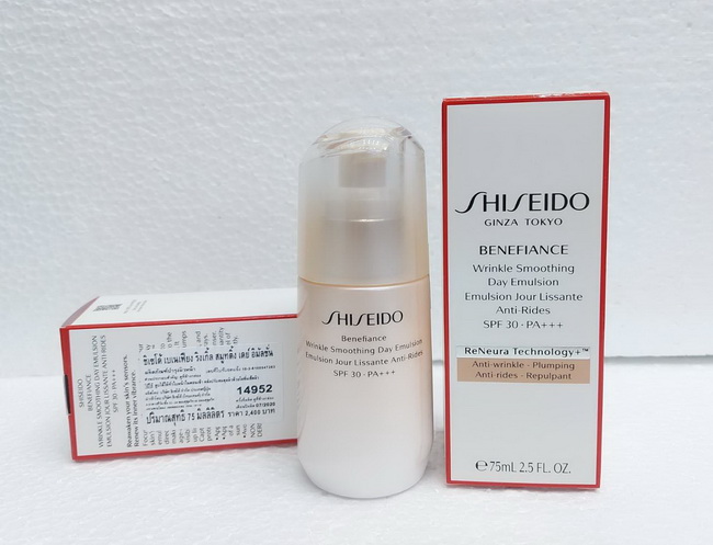 Shiseido Benefiance Wrinkle Smoothing Day Emulsion SPF30 PA+++ 75ml. มอยส์เจอไรเซอร์บำรุงผิวในรูปแบบอิมัลชั่น พร้อมด้วยส่วนผสมกันแดดค่า SPF 30 PA+++ ปกป้องผิวจากจาก รังสียูวีและมลภาวะต่างๆ อีกทั้งยังช่วยลดเลือนริ้วรอย ช่วยฟื้นบำรุงผิวจากความเส
