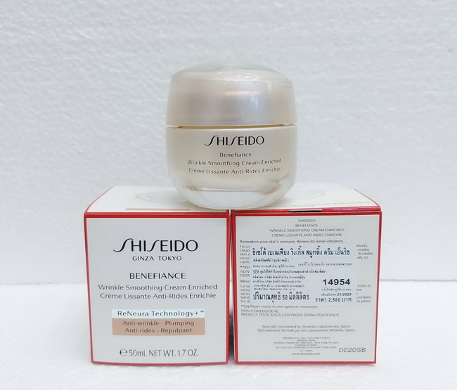 Shiseido Benefiance Wrinkle Smoothing Cream Enriched 50ml. ครีมบำรุงผิวสูตรเข้มข้น สำหรับผิวธรรมดา-ผิวแห้ง ช่วยให้ผิวที่ขาดความยืดหยุ่น และหย่อนคล้อยกลับมาเนียนเรียบ แลดูอ่อนเยาว์พร้อมมอบความชุ่มชื้นอย่างล้ำลึก เผยผิวกระจ่างใส เนื้อครีมละเอียด