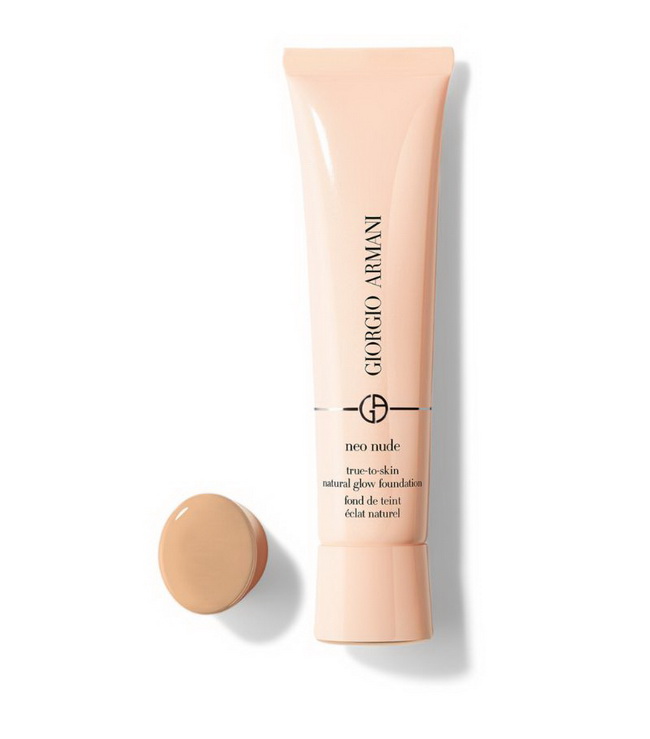 Giorgio Armani Neo Nude True-to-Skin Natural Glow Foundation35 ml. รองพื้นไฮบริดที่มอบผิวที่สดชื่นแลดูมีสุขภาพดี พร้อมมอบคุณประโยชน์แห่งความชุ่มชื้นแก่ผิว สูตรนี้ผสมกรดไฮยาลูโรนิกและกลีเซอรีนเพื่อให้ผิวมีความชุ่มชื้นตลอดทั้งวัน พร้อมนื้อสัมผัส