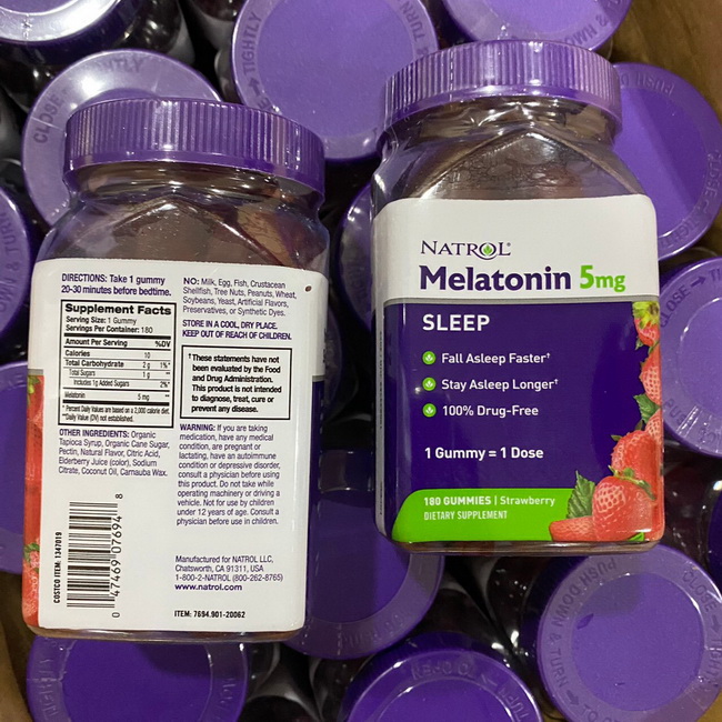 Natrol Gummies Melatonin 5 Mg. 180 Strawberry Gummies ของแท้จาก US 100% วิตามินเมลาโทนินแบบกัมมี่ รสสตรอเบอร์รี่ ระดับความเข้มข้นสำหรับผู้เริ่มทาน ช่วยทำให้รู้สึกผ่อนคลาย นอนหลับง่ายขึ้น หลับสบายไม่ตื่นกลางดึก ตื่นมาสมองปลอดโปร่ง ช่วยให้อา