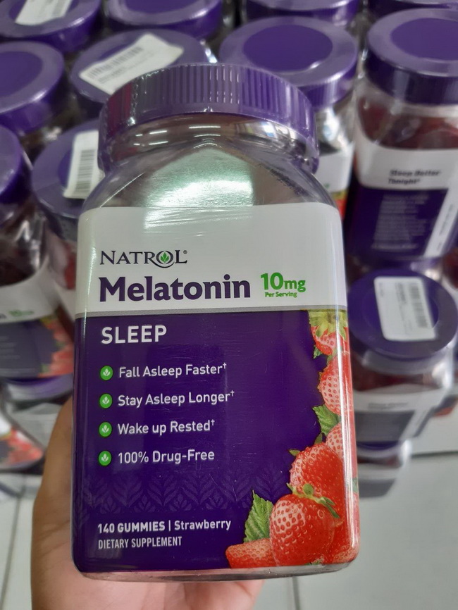 Natrol Gummies Melatonin 10 Mg. 140 Strawberry Gummies ของแท้จาก US 100% วิตามินเมลาโทนินแบบกัมมี่ รสสตรอเบอร์รี่ ช่วยทำให้รู้สึกผ่อนคลาย นอนหลับง่ายขึ้น หลับสบายไม่ตื่นกลางดึก ตื่นมาสมองปลอดโปร่ง ช่วยให้อาการ jet lag ดีขึ้น ช่วยให้ร่างกายต