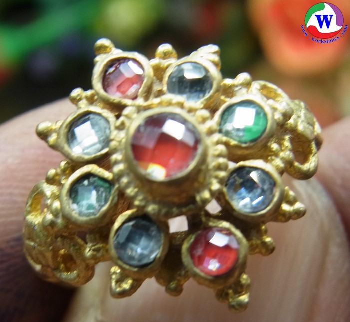 แหวนทองเหลืองลายโบราณ เบอร์ 55 ครึ่ง ยกดอก บุดน้ำเพชร 3 สีแดง เขียว ขาว