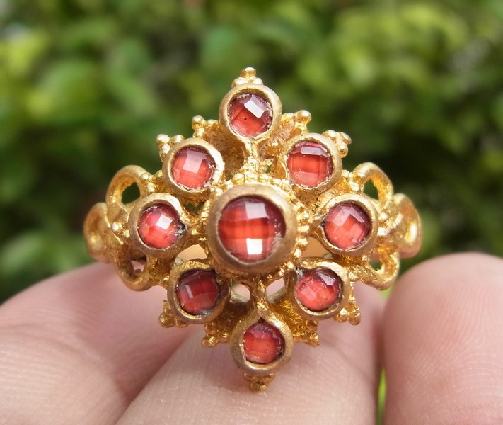 แหวนทองเหลืองลายโบราณ เบอร์ 60 ครึ่ง ยกดอก พลอยบุดน้ำเพชรสีแดง