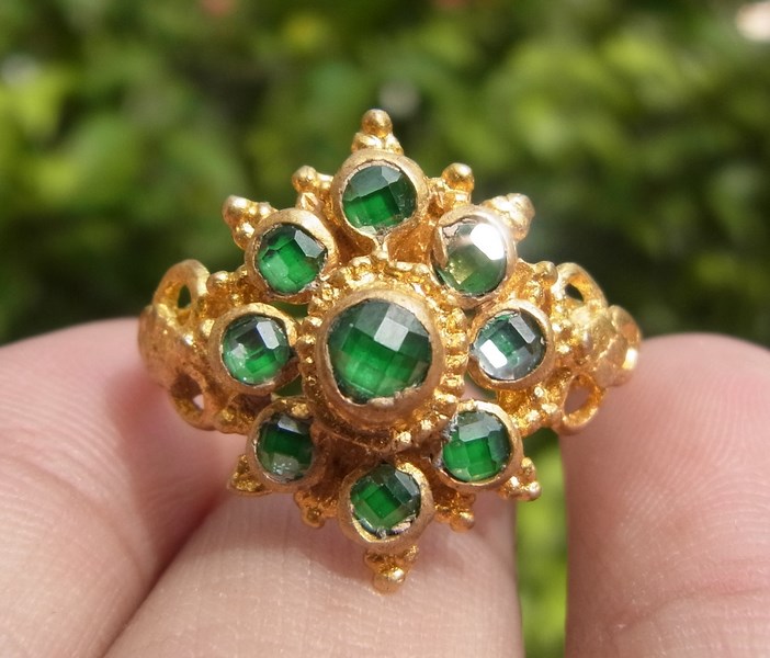 แหวนทองเหลืองลายโบราณ เบอร์ 59 ยกดอก พลอยบุดน้ำเพชรสีเขียว